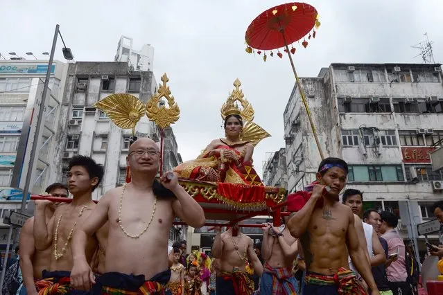 Performers take part in a parade to celebrate the Songkran festival in Hong Kong on April 12, 2015. (Photo by Dale de la Rey/AFP Photo)