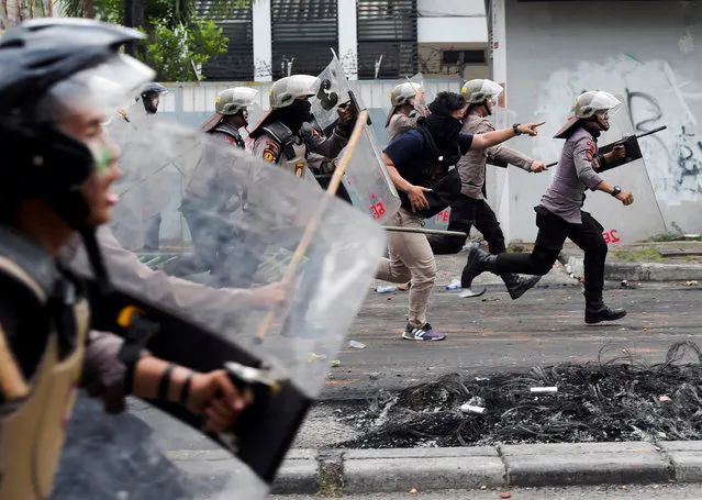 Police disperse protesters at Tanah Abang in Jakarta, Indonesia May 22, 2019 in this photo taken by Antara Foto. (Photo by Galih Pradipta/Antara Foto via Reuters)