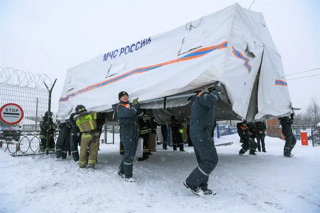 Specialists of Russian Emergencies Ministry carry a tent during a rescue operation following a fire in the Listvyazhnaya coal mine in the Kemerovo region, Russia, November 25, 2021. (Photo by Alexander Patrin/Reuters)
