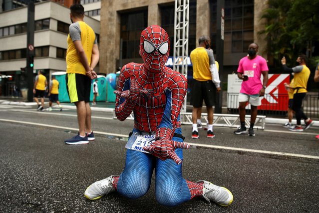 A runner dressed as Spiderman poses before the annual “Sao Silvestre Run”, an international race through the streets of Sao Paulo, Brazil on December 31, 2021. (Photo by Carla Carniel/Reuters)