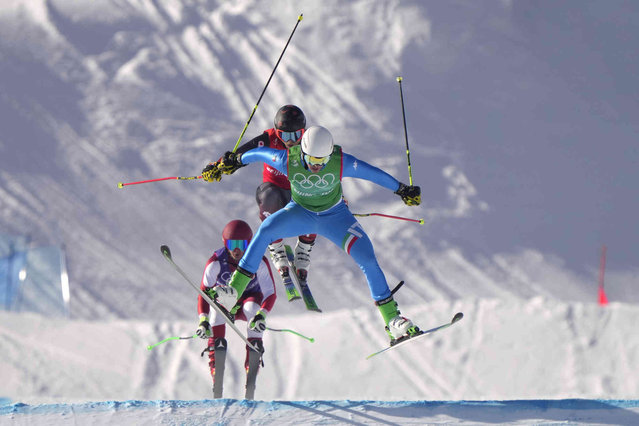 Italy's Simone Deromedis leads the pack during the men's cross small final at the 2022 Winter Olympics, Friday, February 18, 2022, in Zhangjiakou, China. (Photo by Francisco Seco/AP Photo)