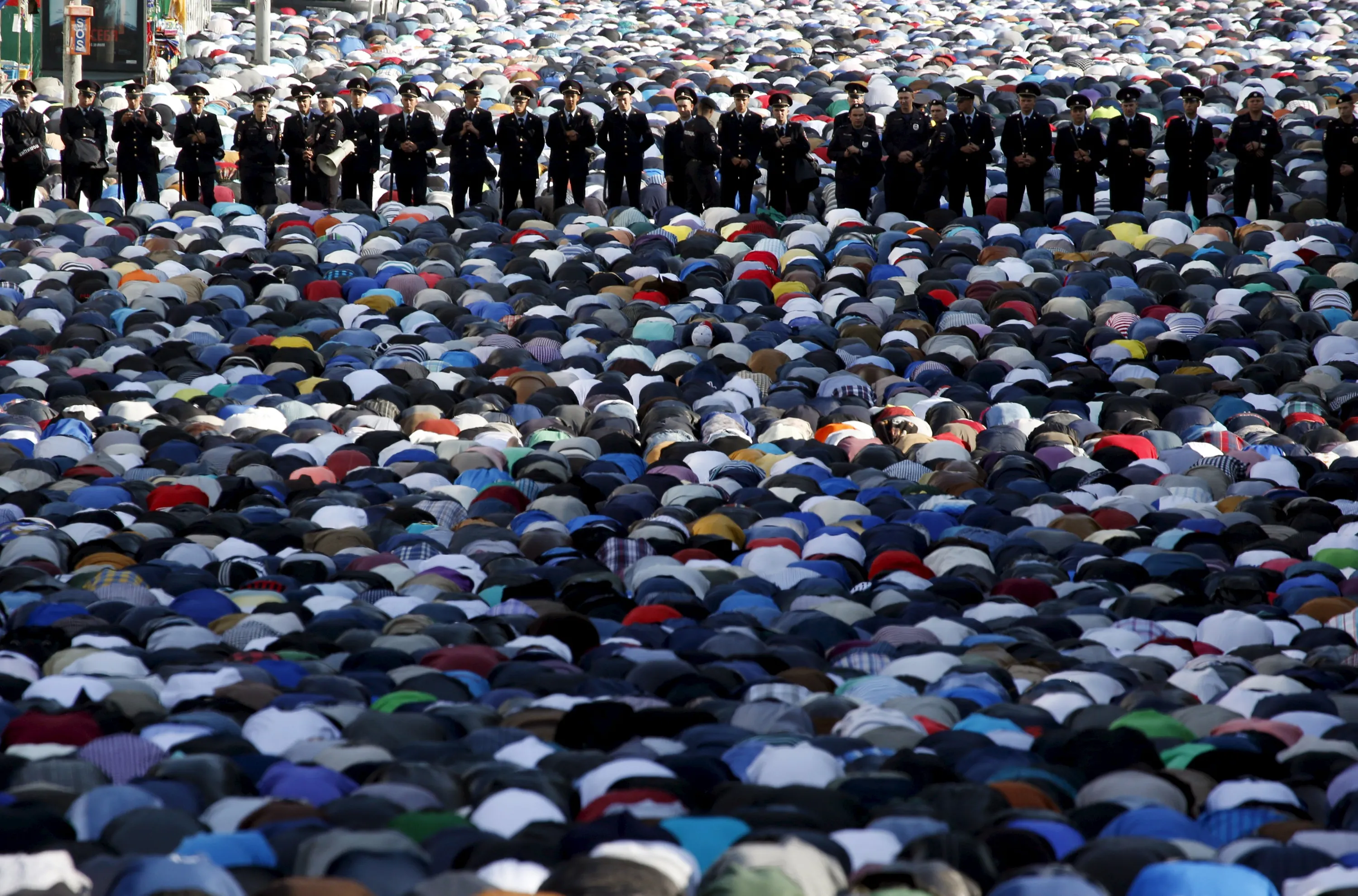 Ид намаз. Мусульмане молятся в Москве. Толпа мусульман. Мусульмане молятся на улице. Толпы мусульман в Москве.