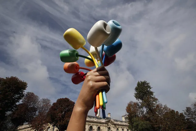 New York-based artist Jeff Koons poses as he unveiled his much-awaited and controversial sculpture “Bouquet of Tulips” dedicated to the victims of the terrorists attacks, in a garden next to the Champs-Elysee near the Petit Palais museum in Paris, Friday, October 4, 2019. (Photo by Francois Mori/AP Photo)