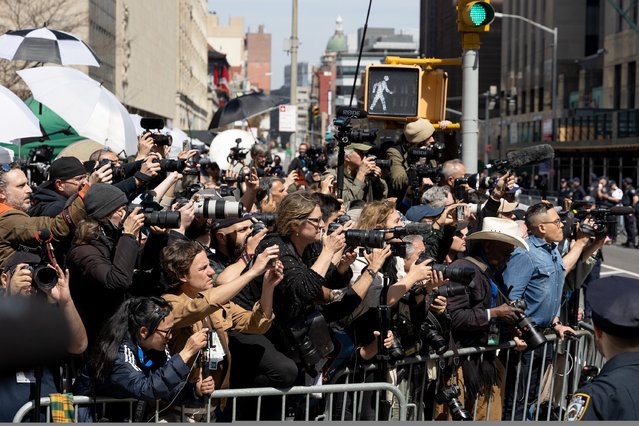 People try to see and photograph Donald Trump as he walks into the courthouse. Tuesday, April 4, 2023 New York, NY. Former President Donald Trump at Manhattan Criminal Court. (Photo by Aristide Economopoulos for The Washington Post)