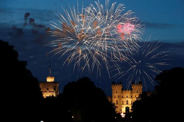 Fireworks explode above Windsor Castle during the lighting of the Principal Platinum Jubilee Beacon ceremony during the Queen's Platinum Jubilee celebrations in Windsor, Britain, June 2, 2022. (Photo by Peter Nicholls/Reuters)