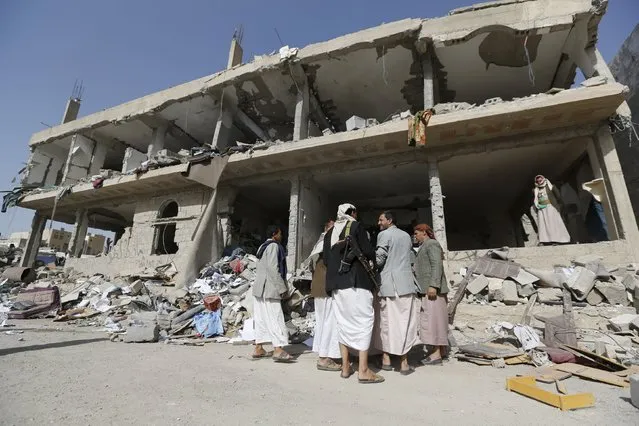 Houthi militants gather in front the offices of the education ministry's workers union, destroyed by Saudi-led air strikes, in Yemen's northwestern city of Amran August 19, 2015. (Photo by Khaled Abdullah/Reuters)