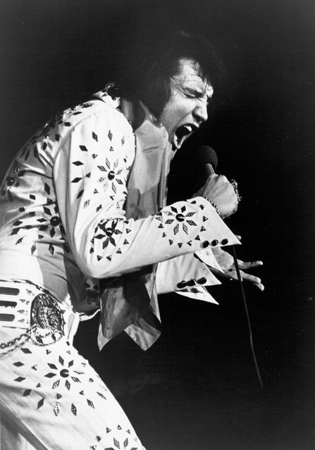 Rock and roll singer Elvis Presley performs on stage in 1972. (Photo by Michael Ochs Archives/Getty Images)