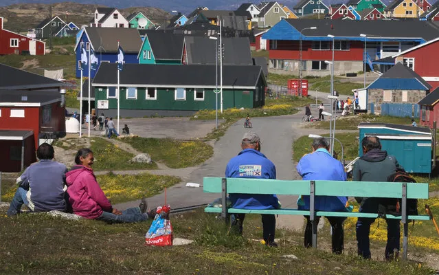People relax and enjoy the warm weather on July 30, 2013 in Narsaq, Greenland. (Photo by Joe Raedle/Getty Images)