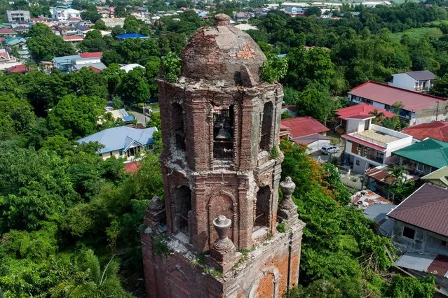 A view of the damaged Bantay Bell Tower in the aftermath of an earthquake in Vigan City, Ilocos Sur, Philippines, July 28, 2022. (Photo by Lisa Marie David/Reuters)
