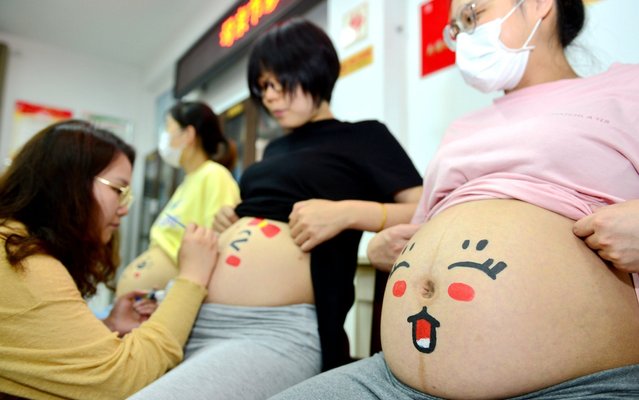 Mothers-to-be show their belly paintings in Hefei, east China's Anhui province on May 8, 2020. (Photo by Rex Features/Shutterstock/China Stringer Network)
