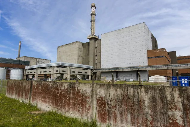 An exterior view shows decommissioned Units Six (L of chimney) and Five of the Greifswald nuclear power station outside Lubmin August 5, 2014. (Photo by Thomas Peter/Reuters)