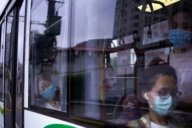 Women wearing protective face masks are seen in a bus, following the coronavirus disease (COVID-19) outbreak, in Shanghai, China on June 9, 2020. (Photo by Aly Song/Reuters)