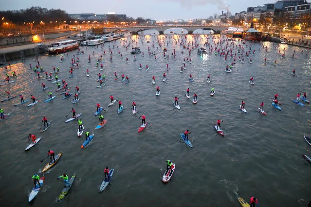 Amateurs and professionals take part in the Nautic Sup Paris crossing stand up paddle race along the Seine River in Paris on December 3, 2017. (Photo by Charles Platiau/Reuters)