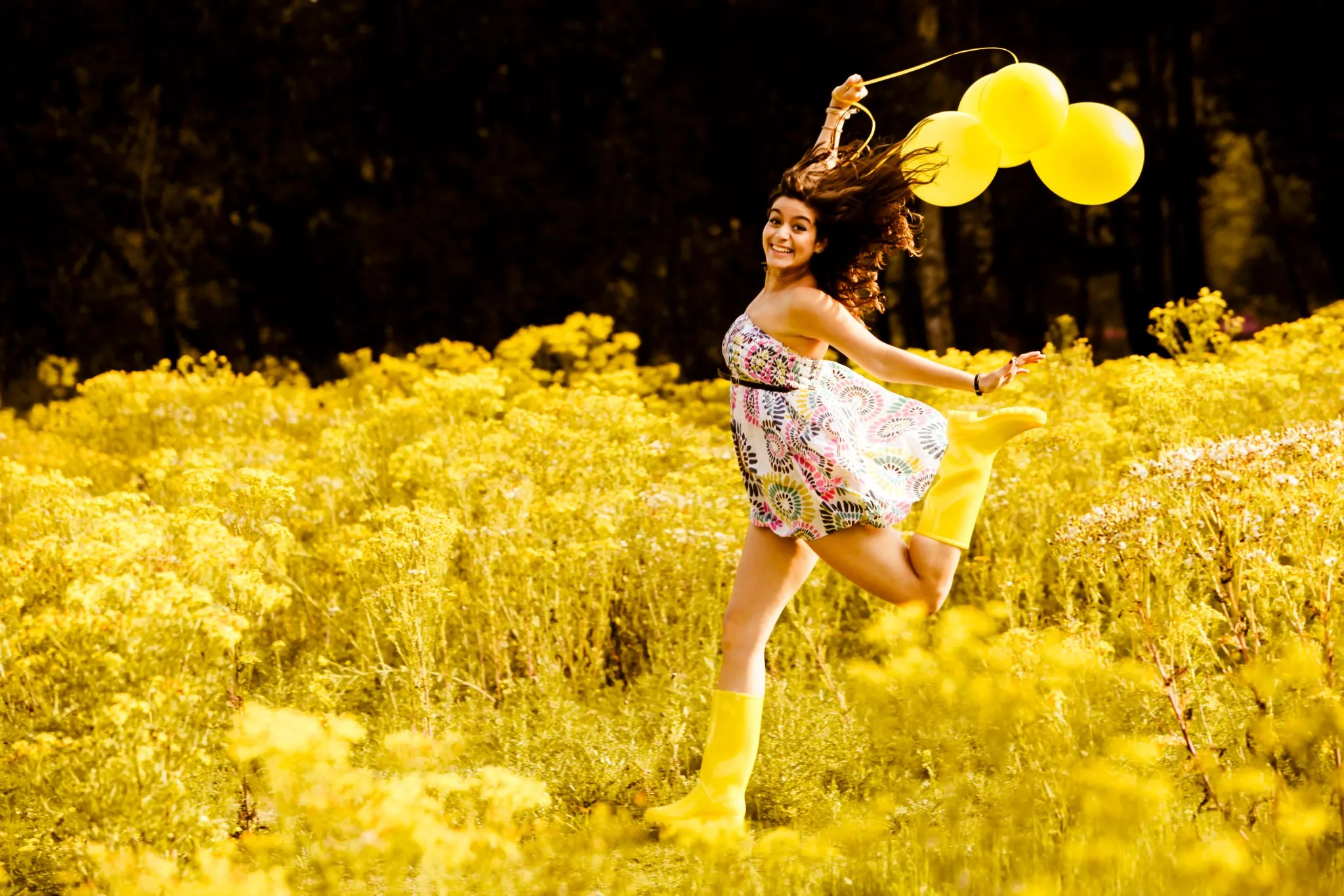 Веселый бодрый песни. Счастливые девушки в желтом. Фотосессия в желтом цвете. Счастливая девушка. Девушка в желтом.