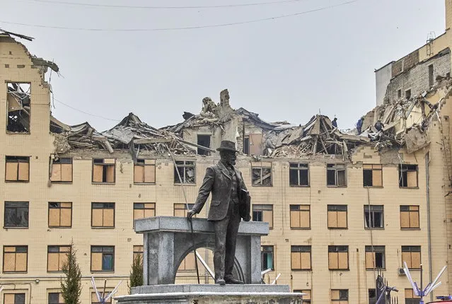 The statue of architect Alexei Beketov in front of a damaged building of the Kharkiv National University of Urban Economy following a missile strike in Kharkiv, northeastern Ukraine, 05 February 2023, amid Russia's invasion. At least four people were injured after two Russian missiles hit downtown Kharkiv on 05 February, the head of the Kharkiv regional military administration, Oleg Sinegubov wrote on telegram. Kharkiv and surrounding areas have been the target of heavy shelling since February 2022, when Russian troops entered Ukraine starting a conflict that has provoked destruction and a humanitarian crisis. (Photo by Sergey Kozlov/EPA)