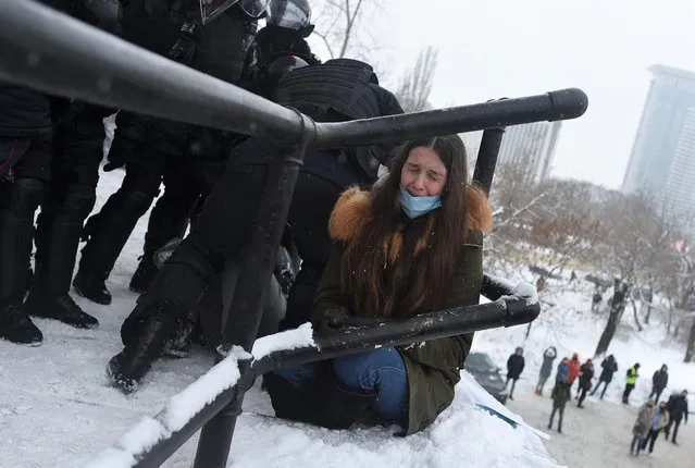 A woman reacts next to law enforcement officers detaining a protestor during a rally in support of jailed Russian opposition leader Alexei Navalny in Moscow, Russia on January 31, 2021. (Photo by Yuri Belyat/Reuters)