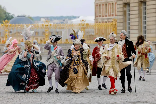 Dressed attendees arrive for the “Fetes Galantes” fancy dress evening at the Chateau de Versailles, outside Paris, on May 22, 2023. (Photo by Ludovic Marin/AFP Photo)