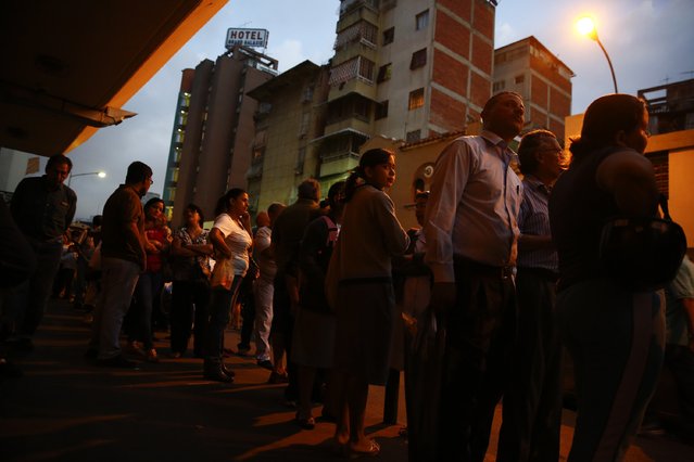 People line up to buy toilet paper at a supermarket in downtown Caracas January 19, 2015. (Photo by Jorge Silva/Reuters)