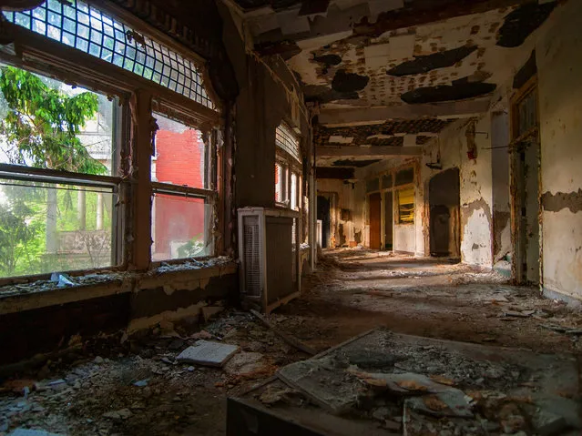 These chilling images prove there is no sign of life at this abandoned tuberculosis treatment hospital. Johnny Joo, 24, captured the eerie shots of the desolate TB ward, in Perrysburg, New York. Where equipment lies gathering rust and walls are left crumbling. (Photo by Johnny Joo/Caters News)