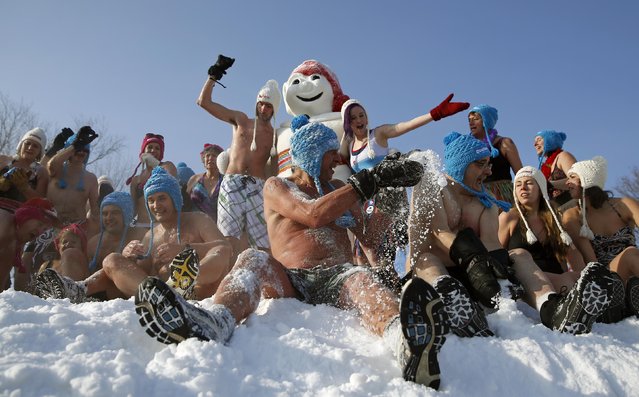 A man playfully pours snow on another during a snow bath at the Quebec Winter Carnival in Quebec City, February 14, 2015. (Photo by Mathieu Belanger/Reuters)