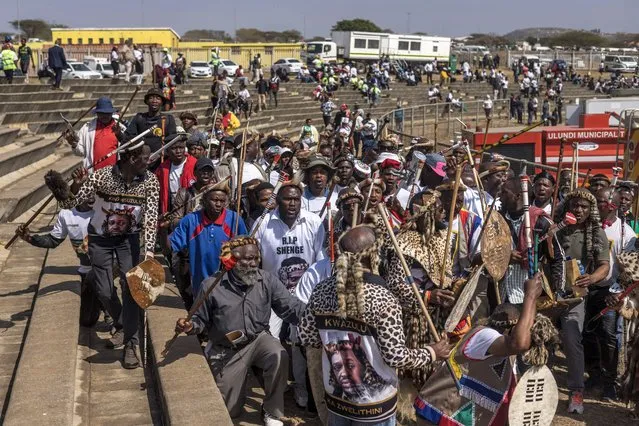 Mourners gather to sing and chant as they arrive ahead of the Zulu prince Mangosuthu Buthelezi funeral proceedings in Ulundi, on September 16, 2023. (Photo by Marco Longari/AFP Photo)