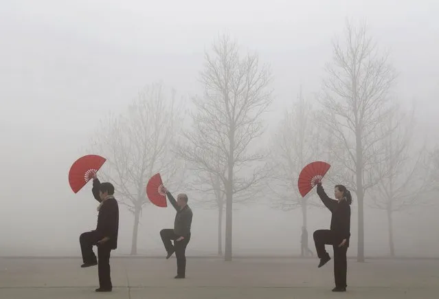 People do morning exercises on a polluted day in Jiaozuo, Henan province, March 16, 2015. China cannot relent on efforts to tackle pollution, though a rapid turnaround should not be expected, the environment minister told a news conference early this month during China's annual parliamentary meeting. (Photo by Reuters/China Daily)