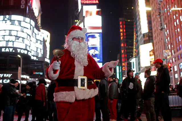 A street performer dressed as Santa Claus stands in Times Square, Manhattan, New York City, U.S., December 25, 2016. (Photo by Andrew Kelly/Reuters)