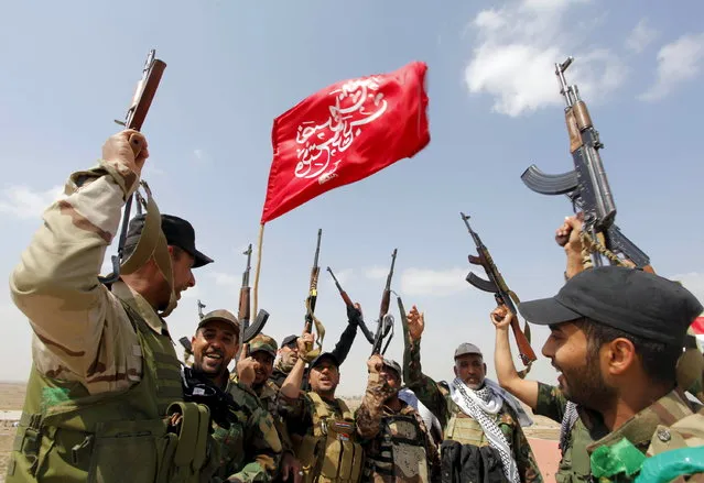 Members of the Hashid Shaabi (Popular Mobilization) forces, which allied with Iraqi forces, chant slogans against the Islamic State in Tikrit, March 30, 2015. (Photo by Alaa Al-Marjani/Reuters)