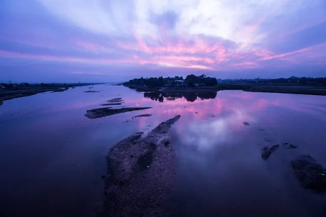 A view of the sun sets over Ravi river, in Lahore, Pakistan, 10 February 2015. (Photo by Omer Saleem/EPA)