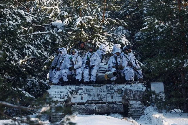 Ukrainian servicemen take part in anti-sabotage drills, amid Russia's attack on Ukraine, in Chernihiv region, Ukraine on December 5, 2023. (Photo by Valentyn Ogirenko/Reuters)