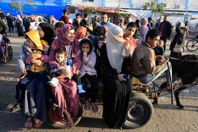 Palestinians who had taken refuge in temporary shelters return to their homes in eastern Khan Yunis in the southern Gaza Strip during the first hours of a four-day truce in the battles between Israel and Hamas militants, on November 24, 2023. A four-day truce in the Israel-Hamas war began on November 24, with hostages set to be released in exchange for prisoners in the first major reprieve in seven weeks of war that have claimed thousands of lives. (Photo by Mahmud Hams/AFP Photo)