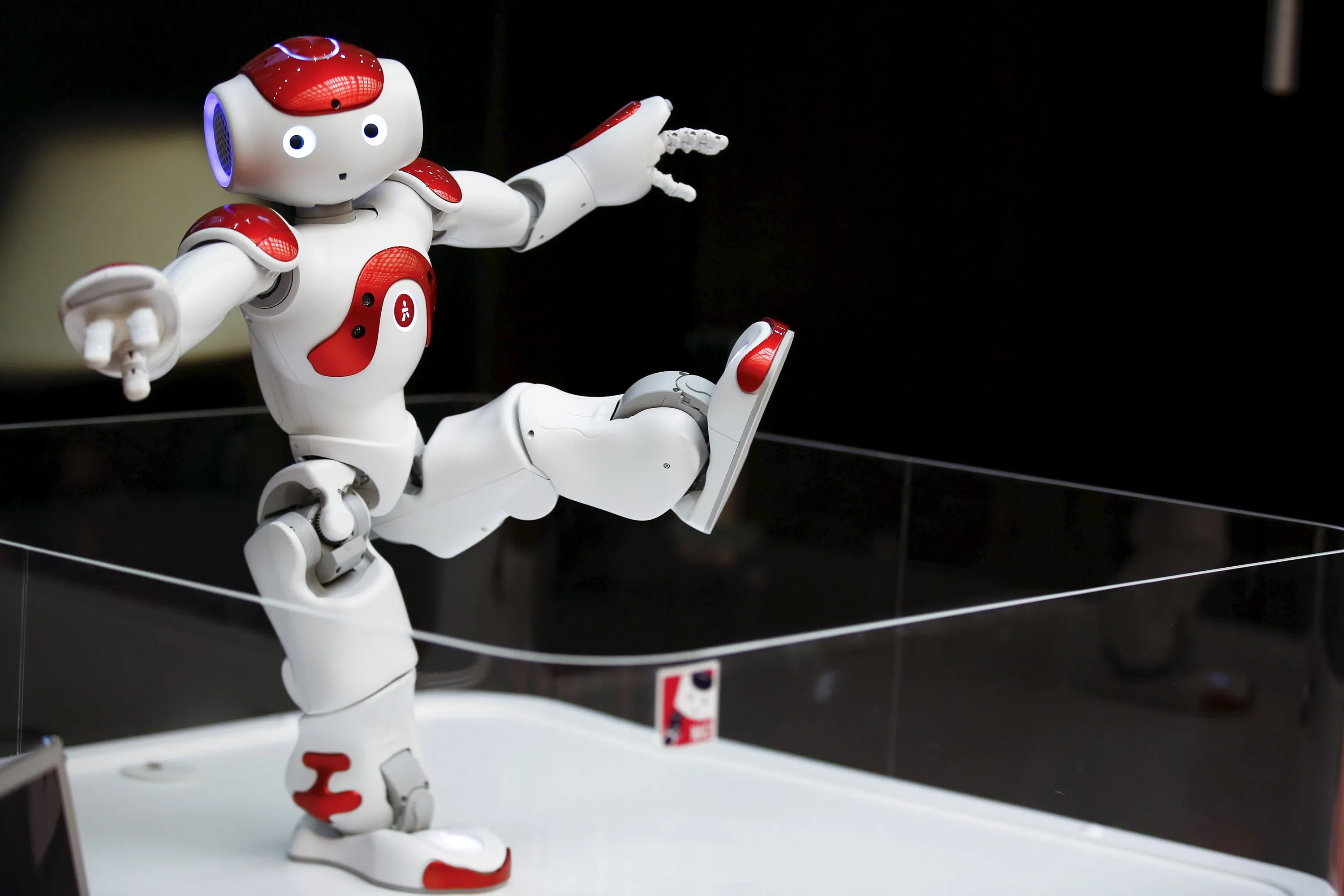 Роботы играют в футбол. Робот. Мобильный робот. Робот НАО. Робот картинка.