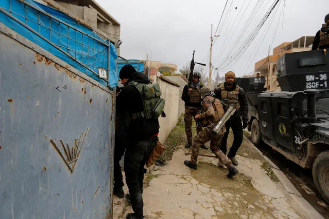 Members of the Iraqi Special Operations Forces (ISOF) search a house, which is next to Mosul University, for Islamic State militants and improvised explosive devices (IEDs), in Al-Andalus, east of Mosul, Iraq, January 15, 2017. (Photo by Ahmed Saad/Reuters)