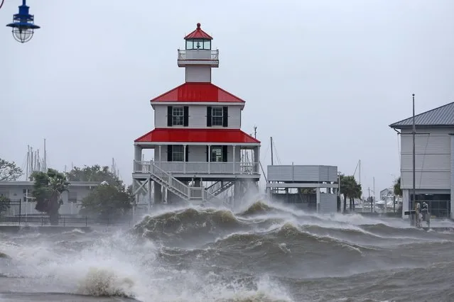 Waves crash against the New Canal Lighthouse on Lake Pontchartrain as the effects of Hurricane Ida begin to be felt in New Orleans, Louisiana, August 29, 2021. (Photo by Michael DeMocker/USA TODAY Network via Reuters)