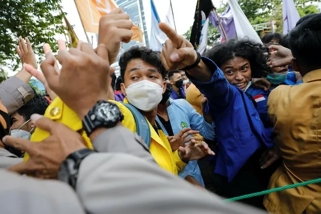 University students gesture as they confront police officers during a protest outside Indonesia's anti-graft agency, the Corruption Eradication Commission (KPK) headquarters in Jakarta, Indonesia September 27, 2021. (Photo by Willy Kurniawan/Reuters)