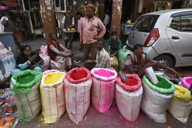 Street vendors sell colours ahead of the Holi festival, at Saddar Bazar, on March 18, 2019 in New Delhi, India. (Photo by Burhaan Kinu/Hindustan Times via Getty Images)
