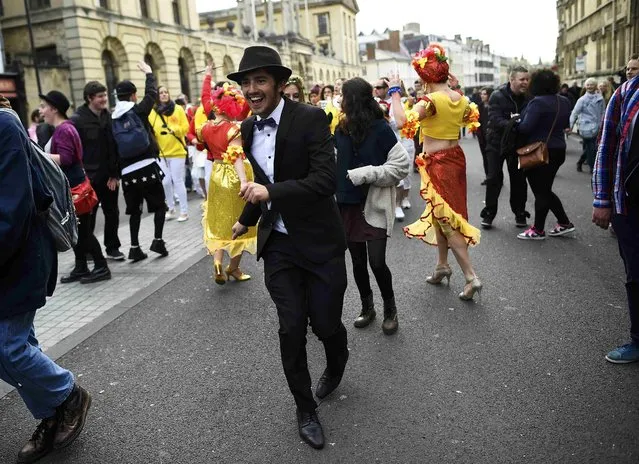 Students and revellers dance through the streets  in the early hours during traditional May Day celebrations in Oxford, Britain, May 1, 2015. (Photo by Dylan Martinez/Reuters)