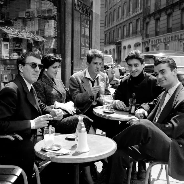 French actor Jean-Paul Belmondo, centre, with fellow students of the National Academy of Dramatic Arts, in Paris: Jean-Pierre Marielle, Françoise Fabian, Pierre Vernier and Pierre Hatet. Belmondo was a student from 1953 to 1956. (Photo by Lipnitzki/Roger Viollet via Getty Images)