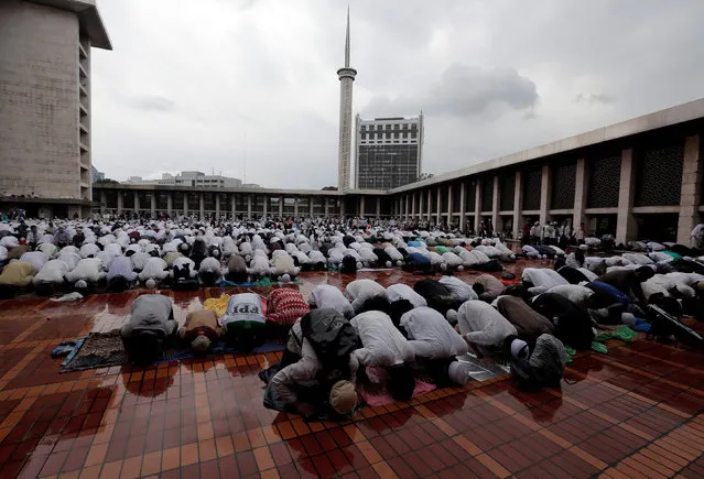 Protesters pray during a rally against Jakarta incumbent governor Basuki Tjahaja Purnama inside Istiqlal mosque in Jakarta, Indonesia, February 11, 2017. (Photo by Reuters/Beawiharta)