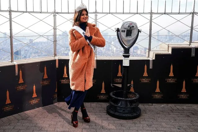 Miss Universe 2021 Harnaaz Sandhu from India poses for photos in the wind, on the observation level of the Empire State Building, in the Manhattan borough of New York City, New York, U.S., January 12, 2022. (Photo by Carlo Allegri/Reuters)