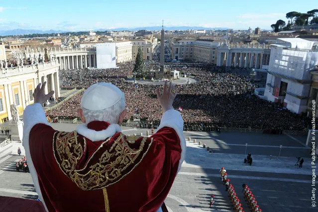 Pope Benedict XVI delivers his Christmas Day message 'urbi et orbi' blessing (to the city and to the world) from the central balcony of St Peter's Basilica