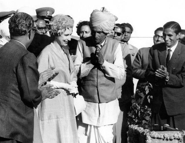 Queen Elizabeth II visits the Community Development Project at Bakrota, on January 22, 1961 near Jaipur, during her visit to India. (Photo by AFP Photo)