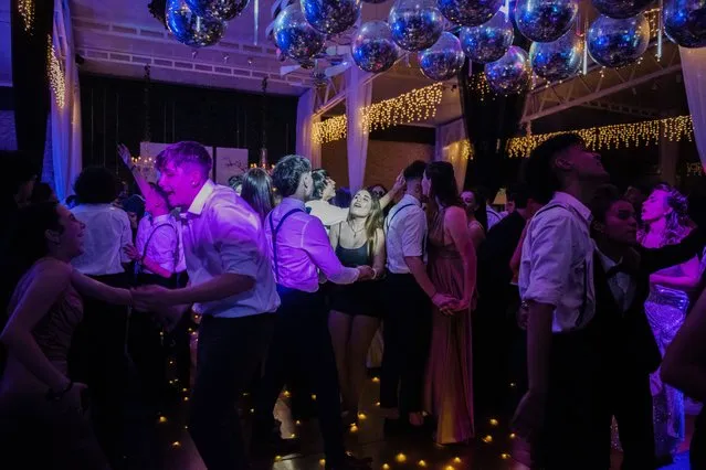 Teenagers attend a quinceanera fiesta at the Finca del Rocio, the salon's first private party after reopening, in Montevideo, Uruguay, Wednesday, August 25, 2021, amid the new coronavirus pandemic. Due to Uruguay's massive vaccination campaign against COVID-19 and the decrease in hospitalizations, the country is slowly reopening the party and event sector, one of the hardest hit by the pandemic. (Photo by Matilde Campodonico/AP Photo)