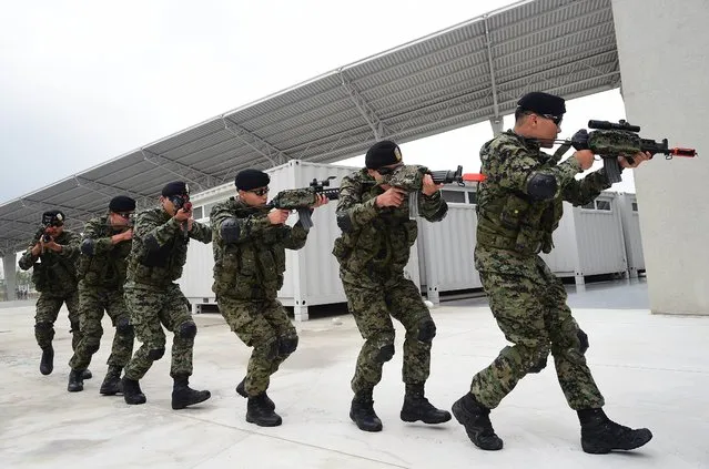 South Korean soldiers move to a position during an anti-terror drill at the main stadium for the 2014 Asian Games in Incheon, west of Seoul, on August 6, 2014. The 2014 Asian Games will take place between September 19 and October 4, with Asia's top althetes comepting across 36 sports. (Photo by Jung Yeon-Je/AFP Photo)