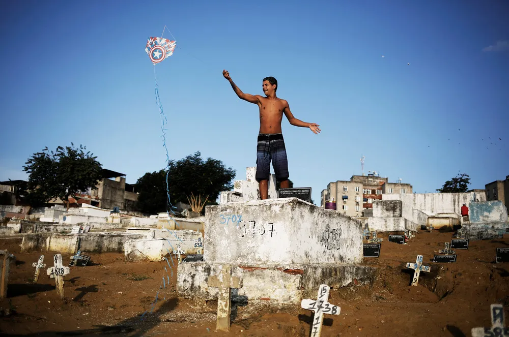 Kite-flying among the Tombs