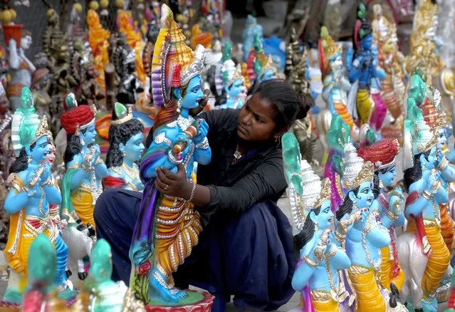 A street vendor gives finishing touches to an idol of Hindu god Krishna ahead of the Janmashtami celebrations in Bangalore, India, 17 August 2022. The festival celebrates the birth of the Hindu god Lord Krishna, one of the most popular gods in Hinduism. (Photo by Jagadeesh N.V./EPA/EFE)