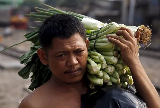 A man carries vegetables in Jakarta, October 2, 2015. (Photo by Reuters/Beawiharta)