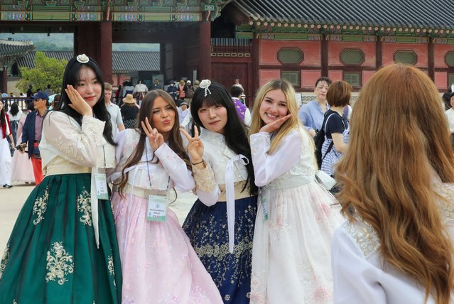 Descendants of countries that participated in the 6.25 War, who participated in the “UN Descendants Exchange Camp”, are taking pictures wearing hanbok in the Gyeongbokgung Palace area in Seoul on June 8, 2025. (Photo by Park Seong-won)