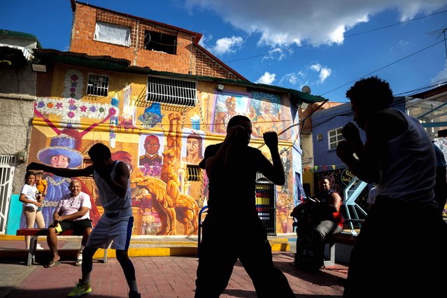 People train to participate in boxing fights during the 'Night of boxing legends' event in the San Agustin neighborhood of Caracas, Venezuela, 01 August 2025. American boxer Evander Holyfield, is one of the guests at an exhibition night in Caracas, which will also feature seven-time world champion Jorge “El Travieso” Arce and super featherweight champion Emanuel “El Vaquero” Navarrete. (Photo by Miguel Gutiérrez/EPA)