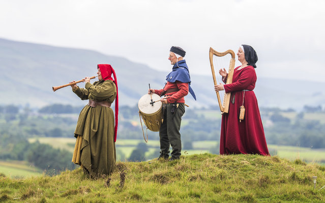 Left to right, musicians wearing traditional 15th century clothing, Beck Laxton playing a shawm, Brad Chick playing a medieval drum and Jackie Phillips playing a bray harp, during the Medieval Music in the Dales festival, in the grounds Bolton Castle, near Leyburn, North Yorkshire, UK on September 14, 2025. The festival takes place in and around Bolton Castle that was built in 1399 by the noble Scrope family. Over the weekend, the area comes to life with music and living history as it brings together a community of medieval music enthusiasts. (Photo by Danny Lawson/PA Wire)